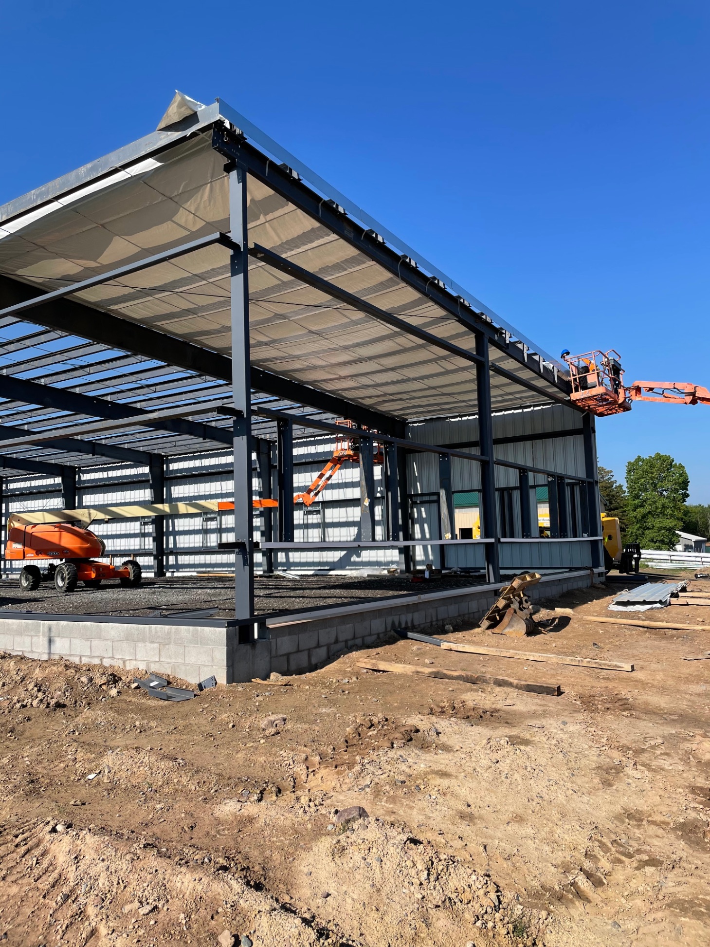 Steel structure framing with boom lifts